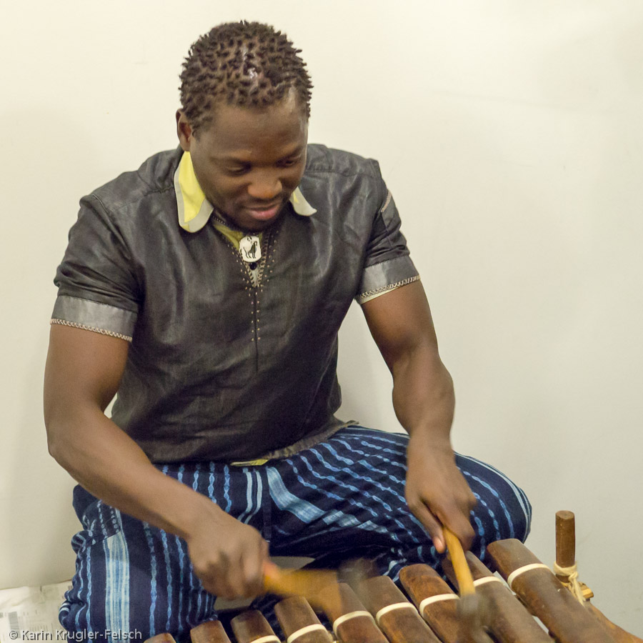 Passende musikalische Untermalung durch Ballaphonspieler Bouba